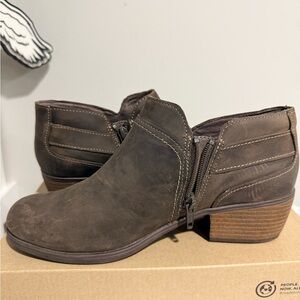 New nib Clark’s brown ankle booties sz 7 oiled leather
